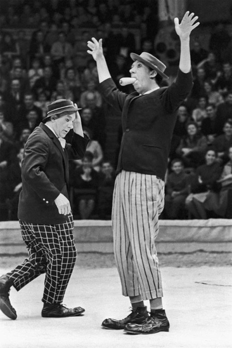 На арене цирка выступают клоуны Юрий Никулин и Михаил Шуйдин. СССР, 9 апреля 1967 года.