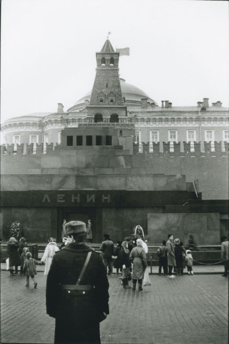 Офицер возле мавзолея Ленина. СССР, Москва, 1989 год.