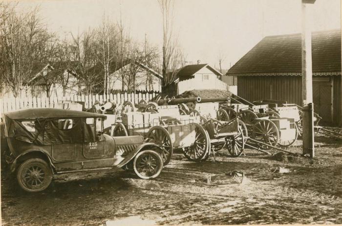 Старые пушки на вокзале в Ровно. 1918 год. 