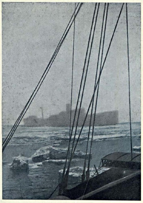 К Челюскину подходит ледокольный пароход Седов. 24 августа 1933 года. 