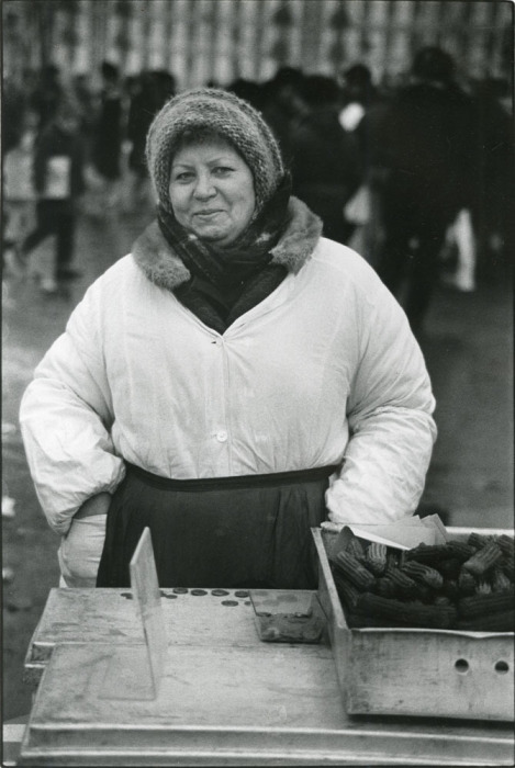 Женщина, торгующая пирожными на улице. СССР, Москва, 1989 год.