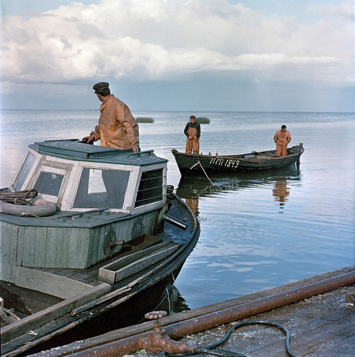 Речной катер пришвартовывается к причалу. СССР, Эстония, 1966 год.