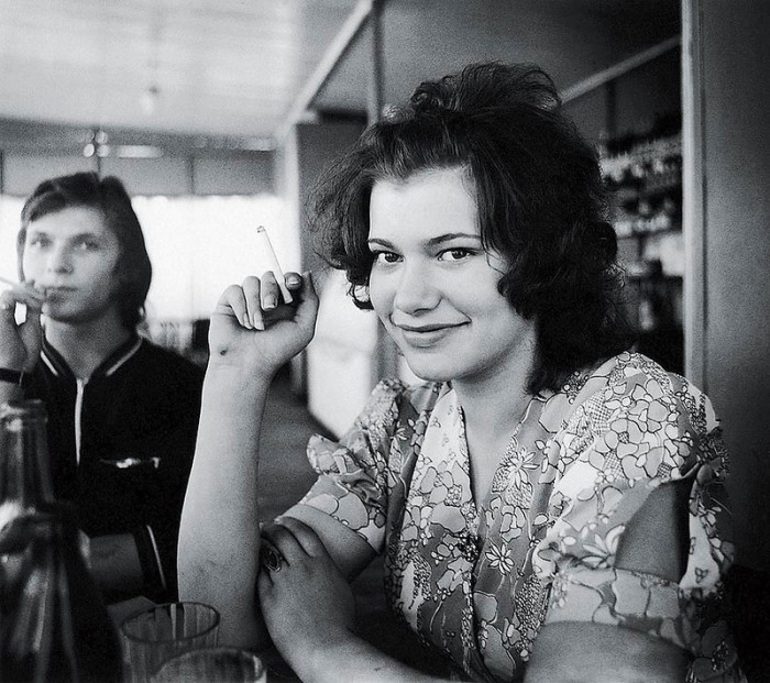 Две курящие девушки в специально отведенном месте. СССР, Эстония, 1969 год.