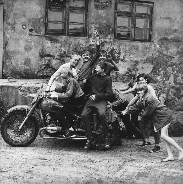 Подростки катаются на мотоцикле. СССР, Эстония, 1968 год.