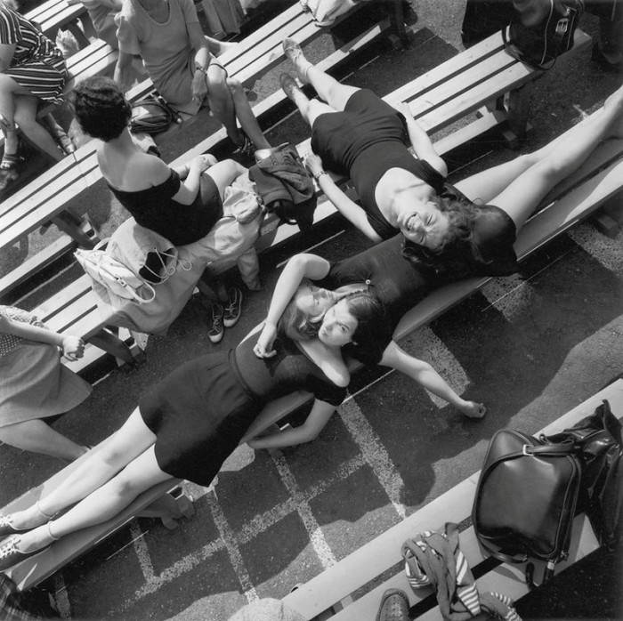 Девушки, отдыхающие на лавочке. СССР, Эстония, 1968 год.