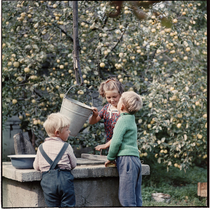 Дети набирают воду с колодца. СССР, Эстония, 1966 год.