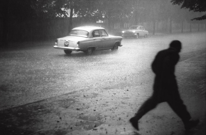 Проливной дождь на одной из улиц в Таллине. СССР, Эстония, 1962 год.