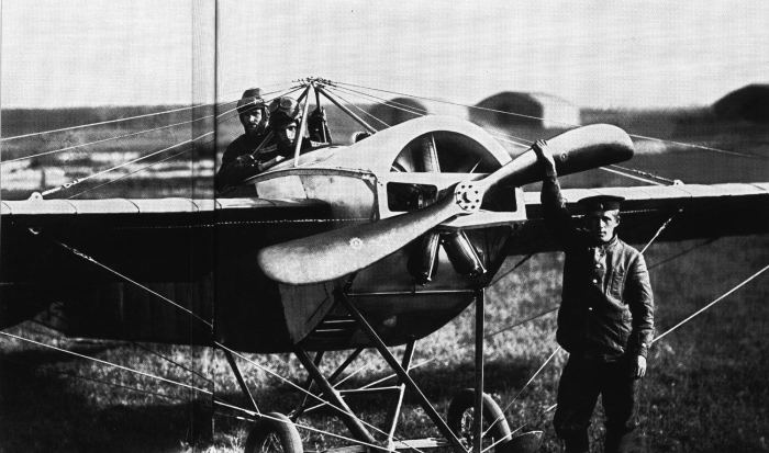 Самолет перед вылетом на аэродроме Гатчинской авиашколы. Россия, 1913 год.