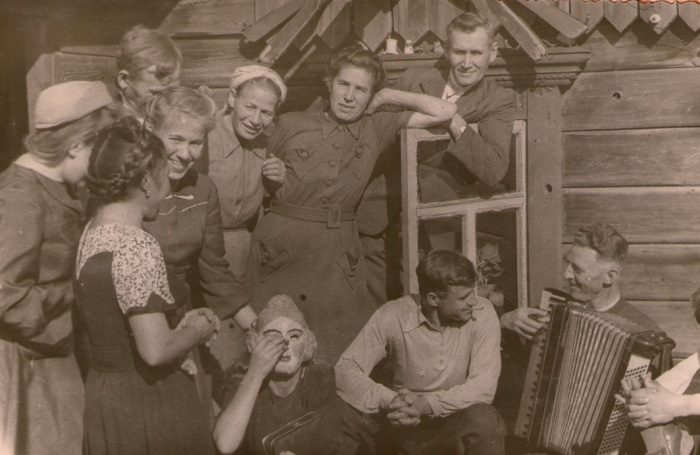 Празднование Дня Рождения в колхозе. СССР, 6 сентября 1948 года.