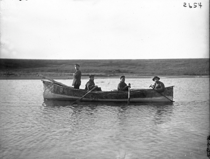 Лодка сделанная только из кожи. Россия, Сибирь, 1900 год. 