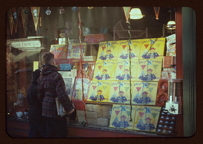 Мальчик, смотрящий на новые игрушки за витриной магазина. США, 1941 год.