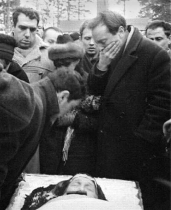  Иосиф Александрович Бродский на похоронах Анны Ахматовой. 