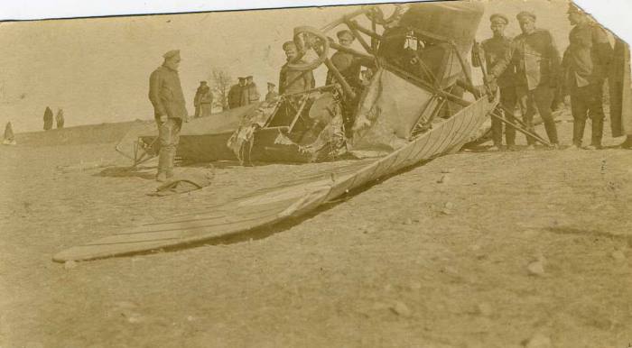 Разбитый самолет модели Маранг-Парасоль. Город Молодечно, 1916 год.