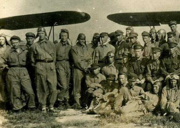 Курсанты и инструкторы Ленинградской школы летчиков.1933 год. 