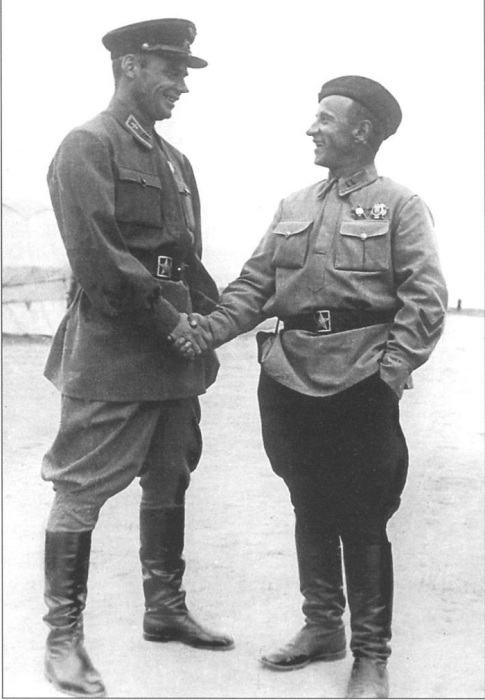 Капитан Сергей Грицевц и майор Вячеслав Забалуев. Халхин-Гол, 1939 год.