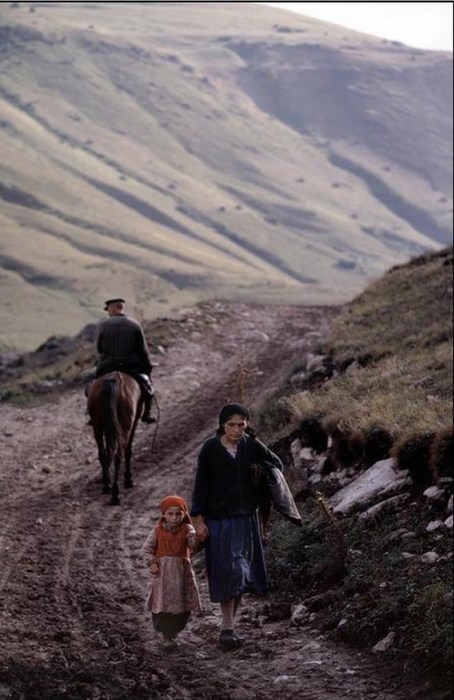 Женщина с ребенком идущая по одной из горных троп. СССР, Кавказ, 1963 год.