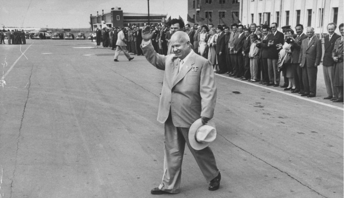 Председатель Совета Министров СССР Никита Хрущев встречает в аэропорту вице-президента США Ричарда Никсона. СССР, Москва, 1959 год.