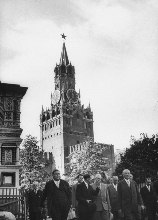 Канцлер Конрад Аденауэр на экскурсии с Карлом Шмидом. Москва, 10 сентября 1955 года.