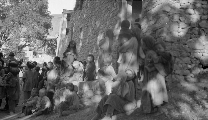 Группа детей в ауле Гергебиль. Дагестан, 1933 год. 