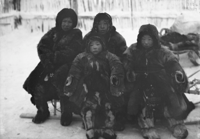 Дети тундровых юкагир. Россия, Сибирь, 1902 год. 