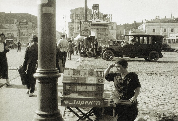 Женщина торгующая папиросами на Страстной площади. 1926 год. Фото: Alexander Rodchenko.