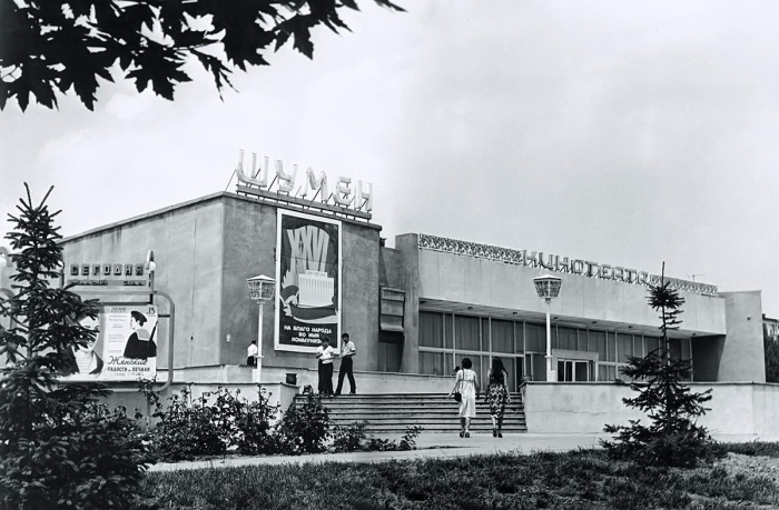 На территории Херсона в советское время функционировало большое количество кинотеатров, расположенных в каждом микрорайоне города.