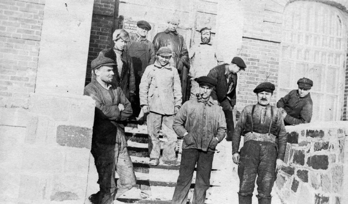 Коксохимический завод. Рабочие электрохимического цеха. Кемерово, 1923 год.