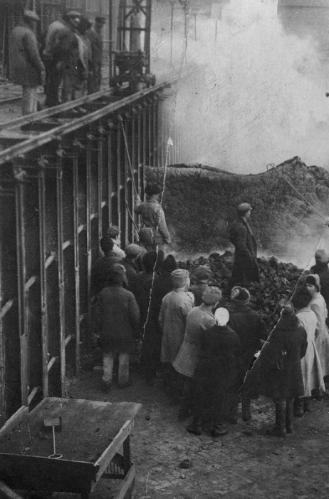 Выдача и производство первого кокса на коксохимическом заводе. Кемерово, 24 марта 1924 года. 