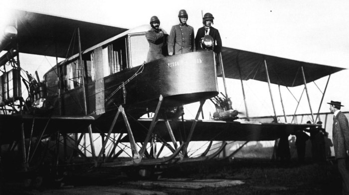 Первый в мире многомоторный аэроплан Русский витязь на конкурсе военных аэропланов. Россия, 1913 год. 