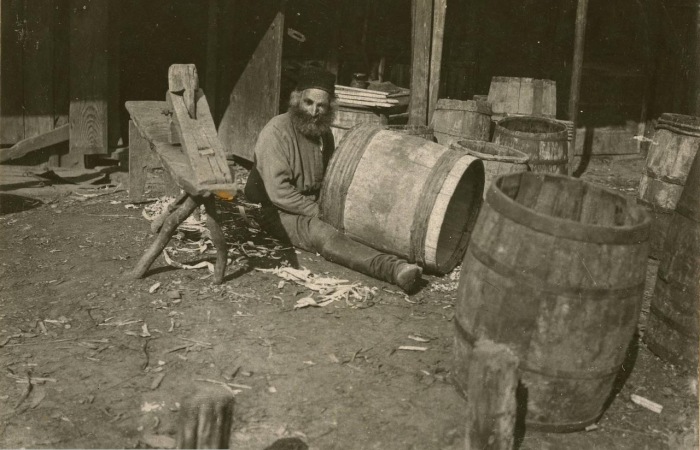 Старый бондарь в Ровно. 1918 год. 