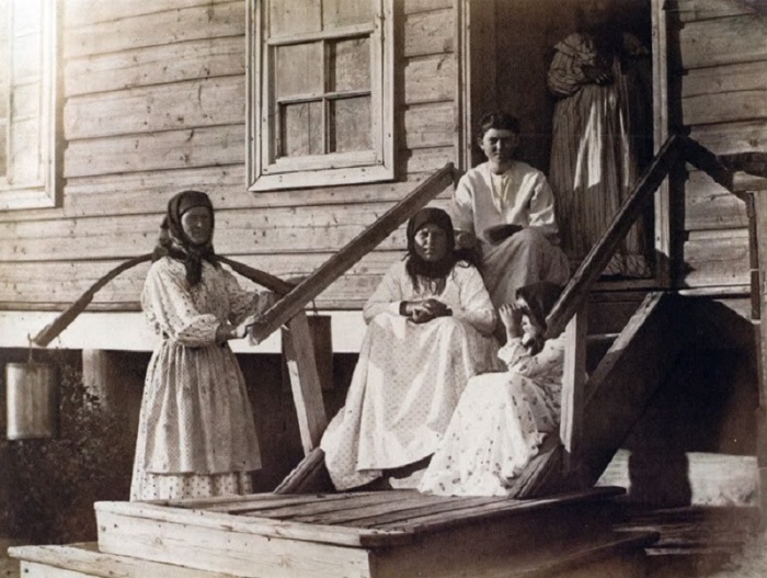 Казачки в традиционных одеждах на празднике. 1875-1876 год. Фото: Ivan Boldyrev.  