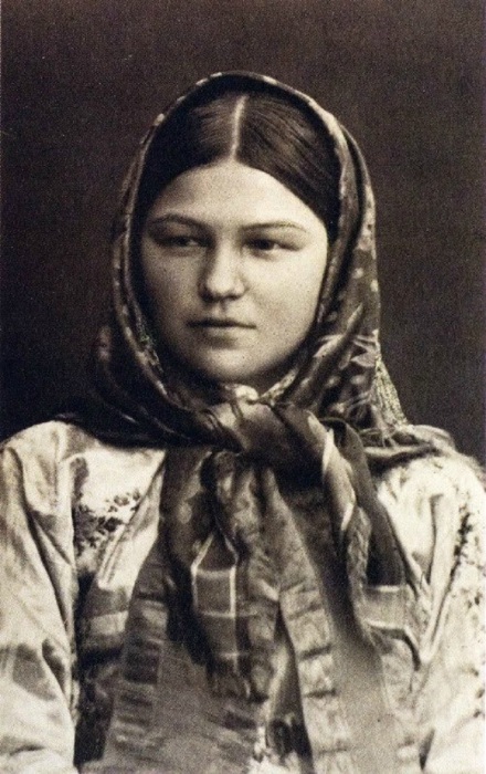 Казачка в праздничном костюме. 1875-1876 год. Фото: Ivan Boldyrev. 
