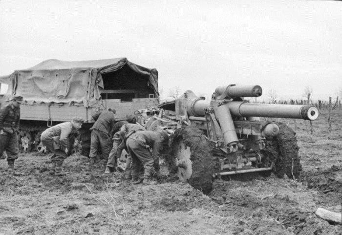 Гусеничные тягачи и пушки. Март - Апрель 1944 года. 