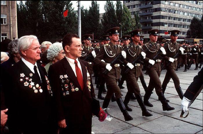 Ветераны Второй мировой войны пришли почтить погибших во время нацистской оккупации. УССР, Донецк, 1988 год.