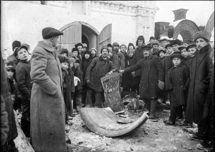 Сбрасывание колоколов с колокольни Староторжского монастыря в 1930 году.