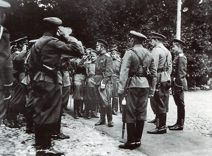 Император Николай II среди офицеров Ставки. Могилев, август 1915 года.