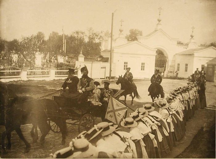 Император Николай II и императрица Александра Федоровна направляются в карете к Спасскому монастырю.
