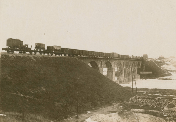 Оборудование, принадлежащее 27 эскадрильи, перевозится поездом через мост над рекой Случь возле Новоград-Волынска. 1918 год. 