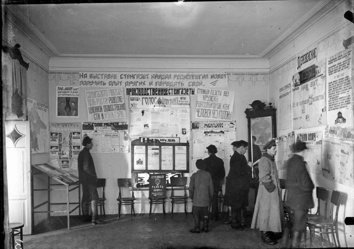 Выставка стенной печати в краеведческом музее в 1927 году.