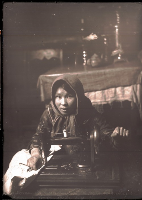 Остячка в юрте. Ханты-Мансийский автономный округ, Нижневартовский район, село Ларьяк, 1912 год.