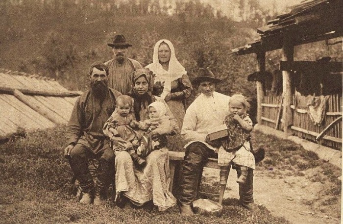 Семья старожилов-староверов. Река Мана, Красноярский округ, Енисейская губерния, до 1910 года.