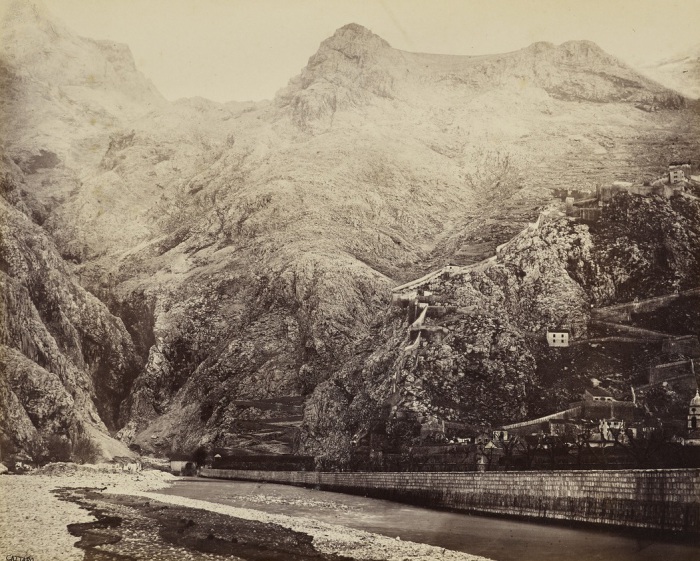 Укрепленная с правого берега река, проходящая вдоль горного массива. Черногория, Котор, 23 февраля 1862 года. 