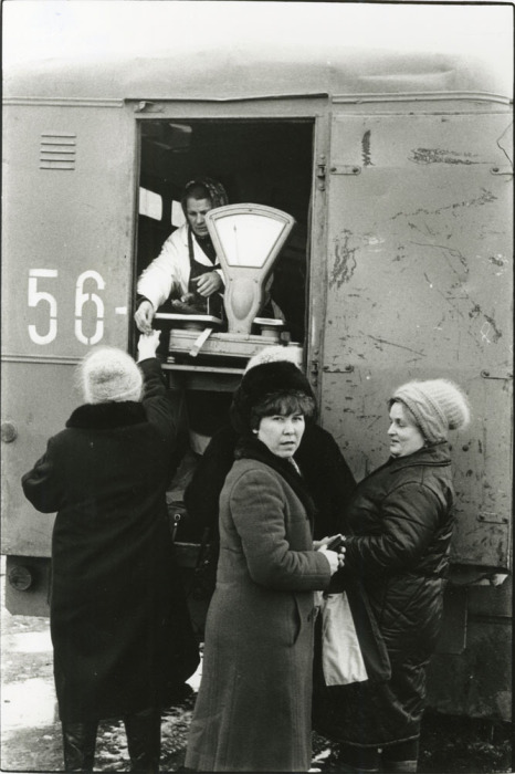 Женщина продающая мясо с машины.  СССР, Ярославль, 1989 год.