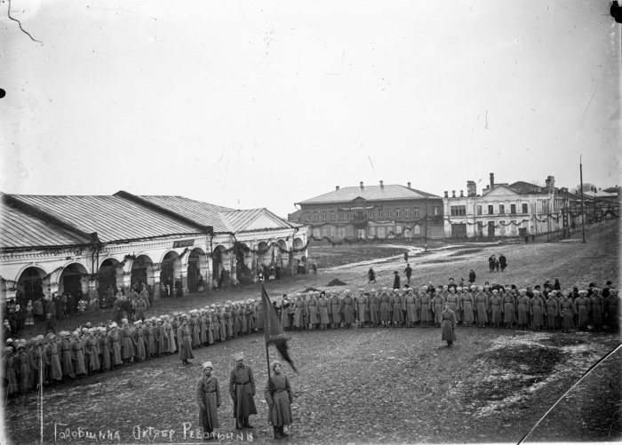  Немногочисленные жители смотрят построение солдат 181-го запасного полка. Первая годовщина Октября в Галиче, 1918 год.