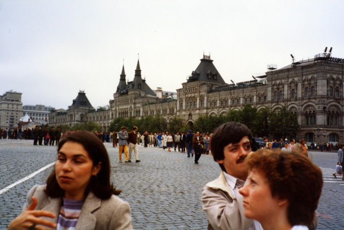 Туристы возле Государственного универсального магазина. СССР, Москва, 1985 год.