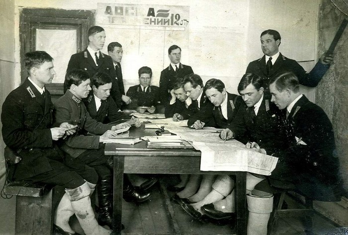 Гатчина, летный состав 12 авиационного отряда за проработкой задания. 10 декабря 1928 года.