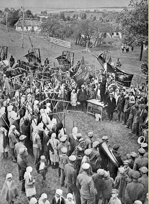 Общее собрание по поводу сбора урожая и проведения плановых работ. СССР, Украина, Киевская область, 30-е годы 20 века.