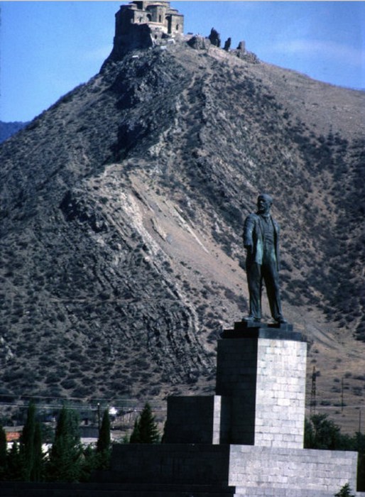 Статуя Ленина около Крестового монастыря. СССР, Грузия, 1962 год.