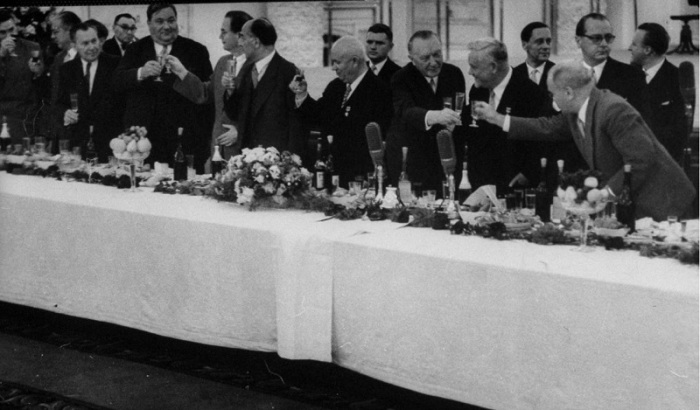 Немецкий канцлер Конрад Аденауэр и советский лидер Никитой Хрущев на официальном приеме. Москва, 9 сентября 1955 года.