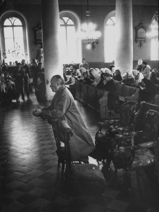Немецкий канцлер Конрад Аденауэр молится в церкви. Москва, 11 сентября 1955 года.